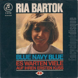 [Pochette de Blue navy blue / Es warten viele auf ihren ersten Kuss (Ria BARTOK)]