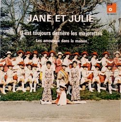 [Pochette de Il est toujours derrire les majorettes (JANE ET JULIE)]